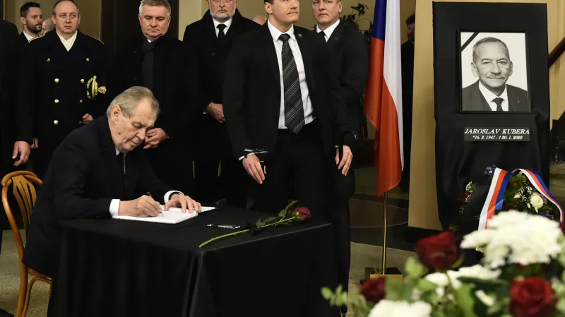 Miloš Zeman položil květinu a zapsal vzkaz do kondolenční knihy