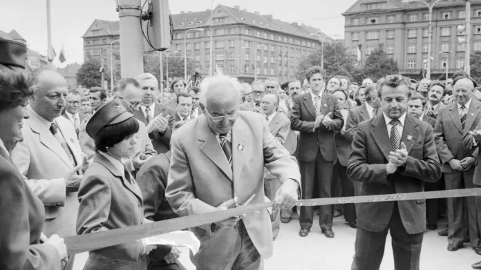 Přestřižením pásky na náměstí Říjnové revoluce zahájil prezident republiky a generální tajemník ÚV KSČ Gustáv Husák provoz prvního úseku trasy A pražského metra.