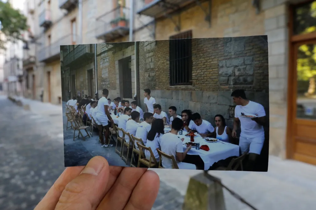 Fotografie Jona Nazci zachycují historii býčích slavností v Pamploně. Každoroční oslavy byly letos zrušeny. Fotograf srovnává historické fotografie a současný stav v ulicích města