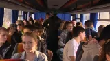 Ze Vsetína odjelo demonstrovat několik desítek studentů