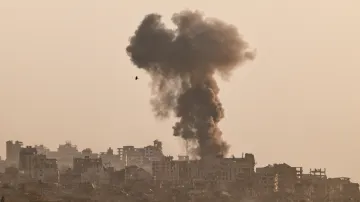 Z Gazy stoupá kouř po výbuchu