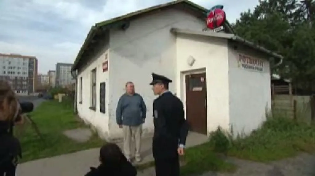 Policista a muž před prodejnou