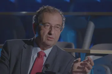 „Je to, jako když vám někdo trhá zub pomalu.“ Psychiatr Höschl mluví o pandemii i Státní bezpečnosti