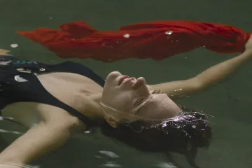 Filmový postřeh: Single Srpnová madona neví, co se sebou, a my nevíme, co s ní