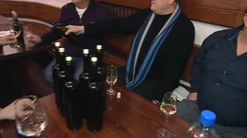 Farář žehná víno, které si vinaři donesou