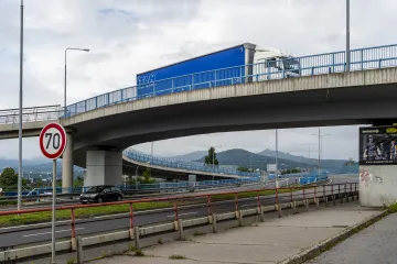 Dopravní situaci v Děčíně načas zhorší oprava Nového mostu. Povrch s výtluky ničí auta