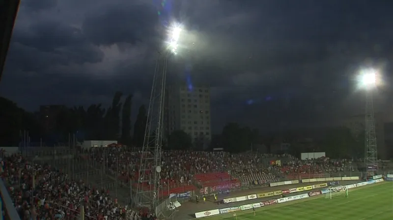 Zápas Zbrojovky poznamenala bouřka a pád stromu