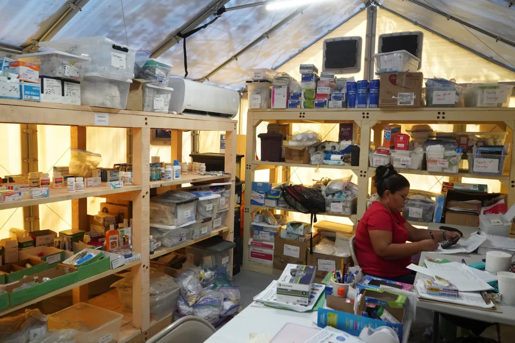 Součástí tábora a péče o uprchlíky je i dobře zásobená lékárna. Farmaceuti mimo léků vydávají rodinám dezinfekční prostředky a roušky na ochranu dýchacích cest