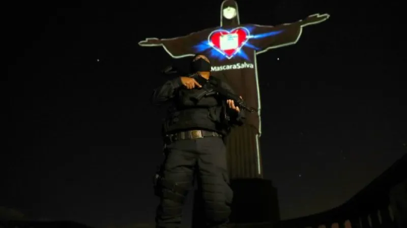 Brazilský policista před nasvícenou sochou Krista Spasitele,  Autor: Pilar Olivares,  Zdroj: Reuters