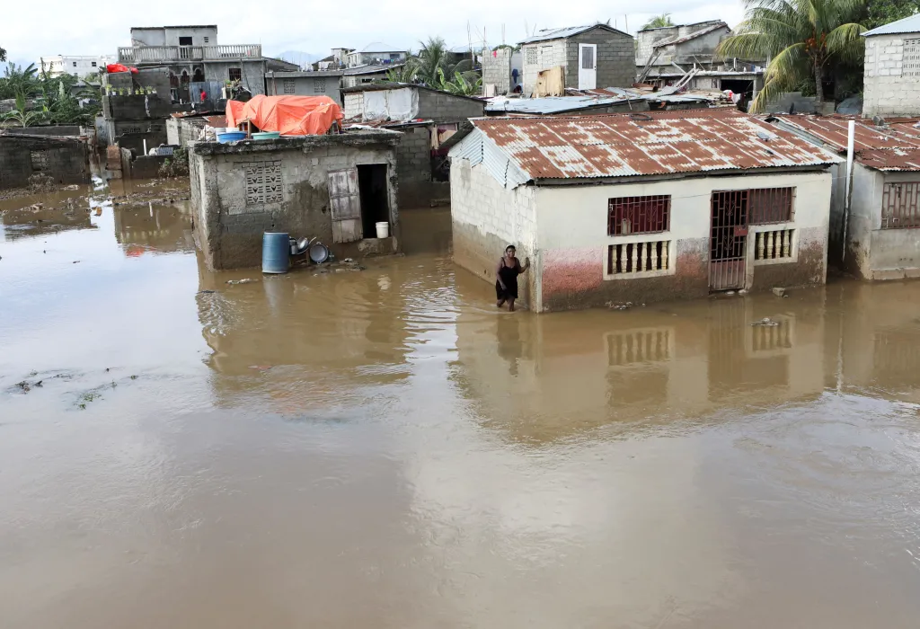 Povodně na Haiti zasáhly města i vesnice. Tisíce lidí musely být evakuovány
