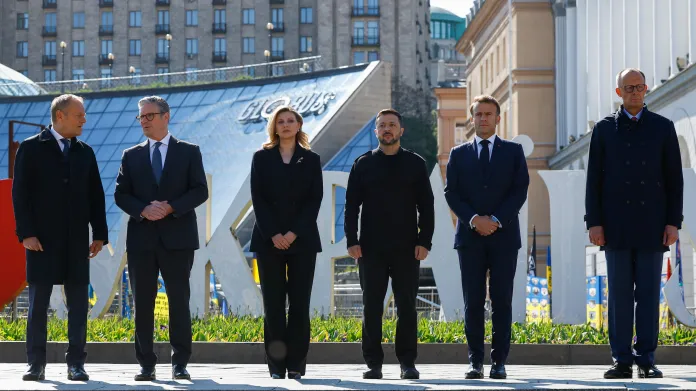 Volodymyr Zelenskyj a jeho manželka Olena s Donaldem Tuskem, Emmanuelem Macronem, Keirem Starmerem a Friedrichem Merzem