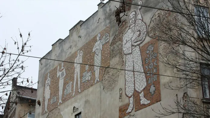 Drobně nalíčená fasáda domu ve Lvově