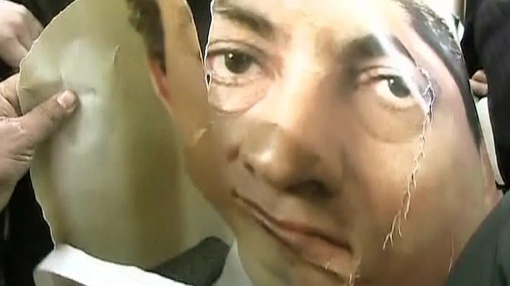 Egypťané trhají fotografii Husního Mubaraka