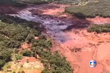 Na jihu Brazílie se protrhla důlní nádrž. Záchranáři pátrají po dvou stovkách lidí