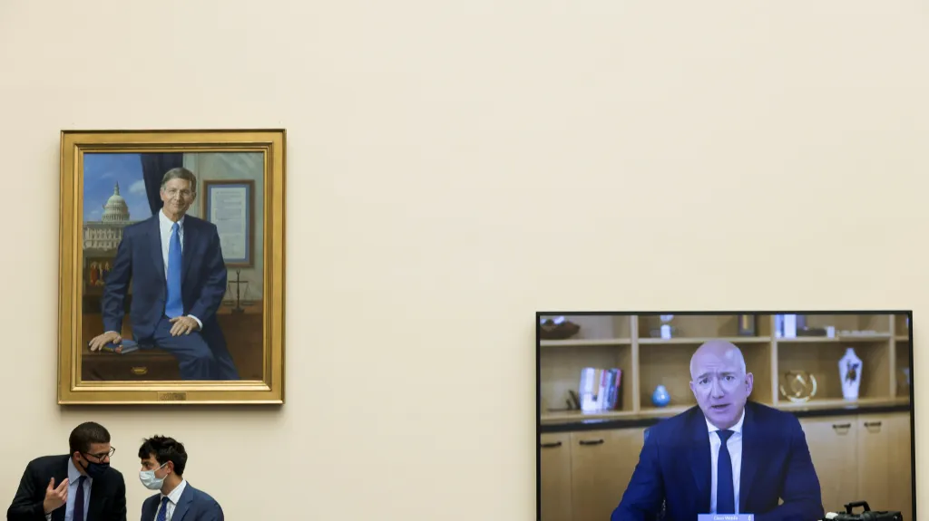Šéf Amazonu Bezos při videokonferenci s kongresmany