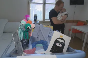 Předčasně narozené děti zachraňují novou metodou. V Praze mají unikátní přístroj