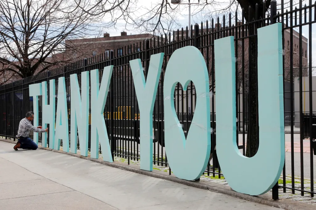 Scott LoBaido u svého domu vytvořil obří nápis „děkuji“, který věnoval zdravotníkům z blízkého nemocničního centra Elmhurst v Queensu v New Yorku. Zde se léčí pacienti s ischemickou srdeční chorobou, kteří jsou nakažení nemocí COVID-19