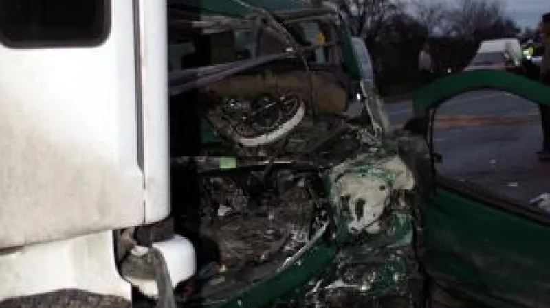 Jedenačtyřicetiletý řidič dodávky nepřežil dnes ráno hromadnou nehodu pěti aut na rychlostní silnici R10 na Mladoboleslavsku.