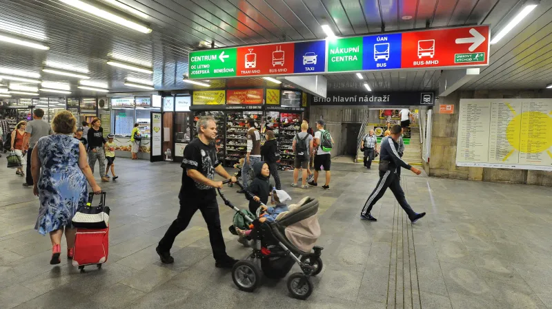 Podchod pod brněnským nádražím před ukončením stánkového prodeje