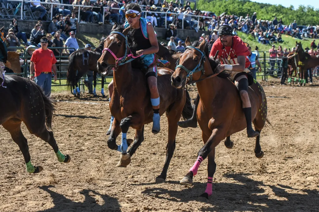 V americkém městě Pawhuska pět dní soutěžilo přes čtyřicet domorodých kmenů. Účastníci závodů v jízdě na neosedlaném koni museli plnit různé disciplíny. Organizátoři označili závod za největší akci v historii indiánských klání