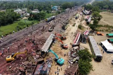 Tragickou srážku vlaků v Indii způsobila chyba v signalizaci, oznámil ministr