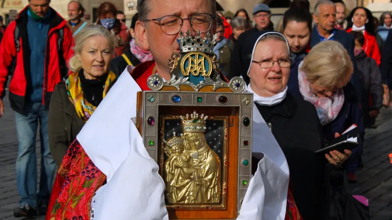 Procesí věřících s Palladiem země české, obrazem Staroboleslavské madony, který je jedním ze symbolů české státnosti