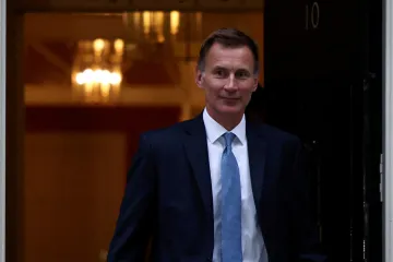 Britská vláda zruší téměř všechny plánované daňové škrty, které znepokojily trhy
