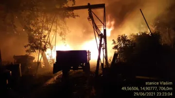 Středočeští hasiči zasahovali v noci v Načeradci na Benešovsku, kde zapálil blesk stodolu. S požárem bojovalo šest jednotek, vznikla škoda 1,5 milionu korun