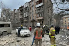 Ruské střely ničily domy v Kyjevě i na jihu. Ukrajinské drony zřejmě zasáhly elektrárnu v Novočerkassku