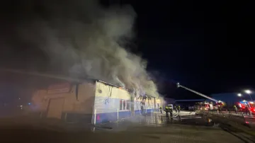 Hasiči zasahují u požáru haly v Bohušovicích nad Ohří