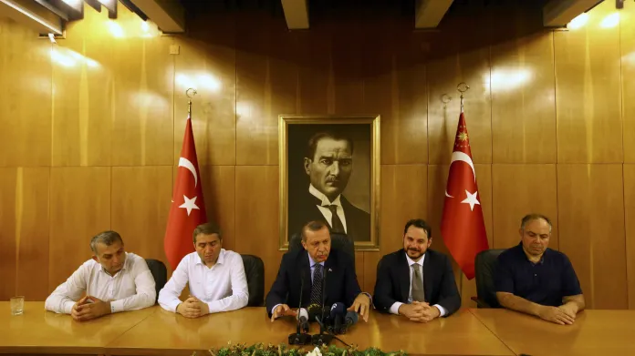 Erdogan po svém příletu do Istanbulu ohlásil potlačení puče
