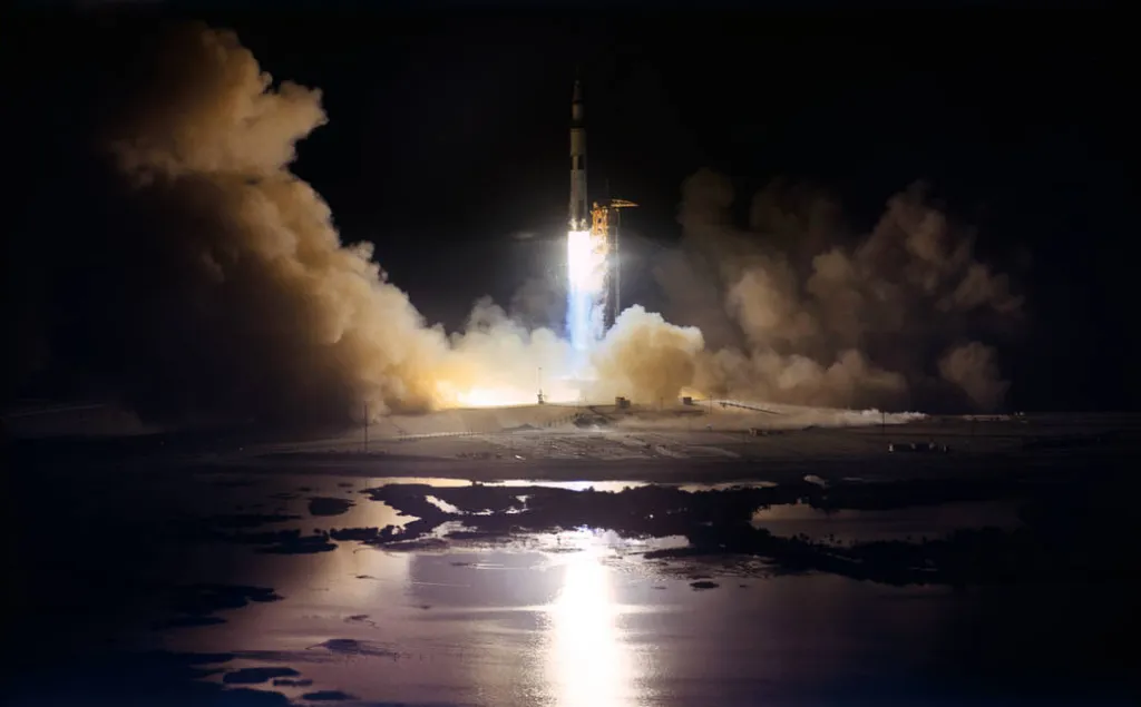 Raketa Saturn V ozářila noční oblohu Mysu Canaveral 7. prosince 1972