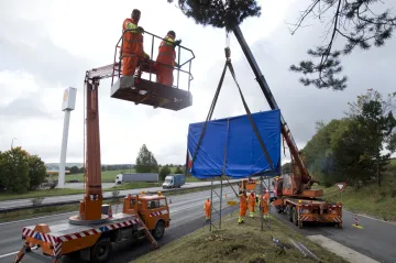 U dálnic se objeví každý měsíc deset nových nelegálních billboardů
