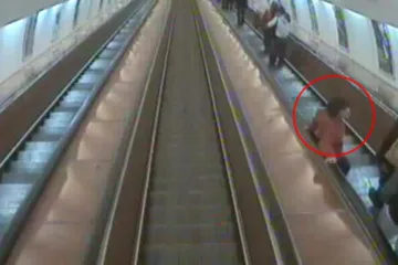 Eskalátory v metru zachytily nohu dalšímu dítěti