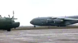 Přistávající vojenské letadlo
