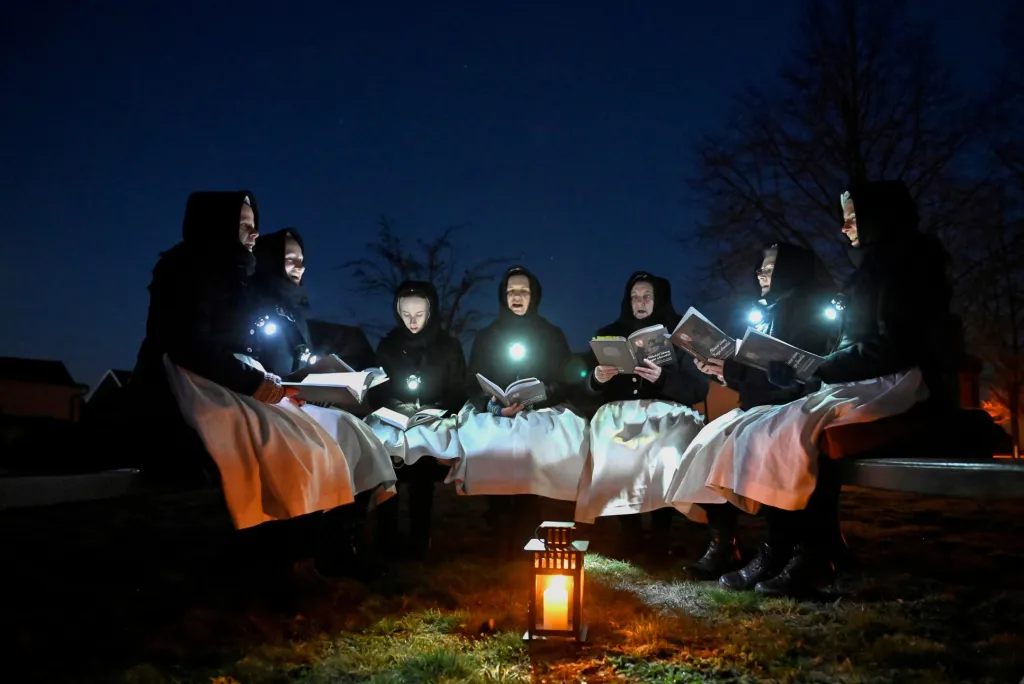Komunita Lužických Srbů žijících ve východní části Německa slaví stále Velikonoce v duchu slovanských tradic. Na snímku zpívají krojované ženy písně o „vzkříšení Ježíše Krista“ před kostelem v obci Schleife