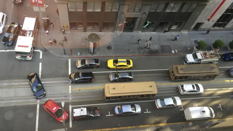 Auta se snaží objíždět zablokované tramvaje