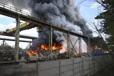 Požár autovraků v Kladně, při kterém se zranili dva hasiči, je pod kontrolou