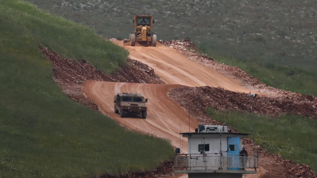 Izraelská vojenská vozidla v jižním Libanonu poblíž hranice