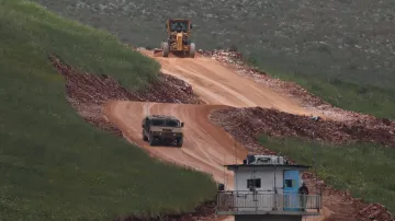 Izraelská vojenská vozidla v jižním Libanonu poblíž hranice