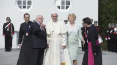 Papež František s irským prezidentem Michaelem Higginsem a jeho manželkou