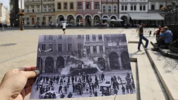 Liberecký fotograf Václav Toužimský ukazuje 21. srpna na náměstí Dr. Edvarda Beneše v Liberci