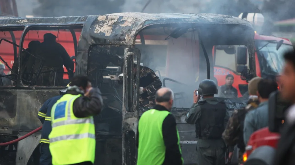 Zničený autobus na místě výbuchu