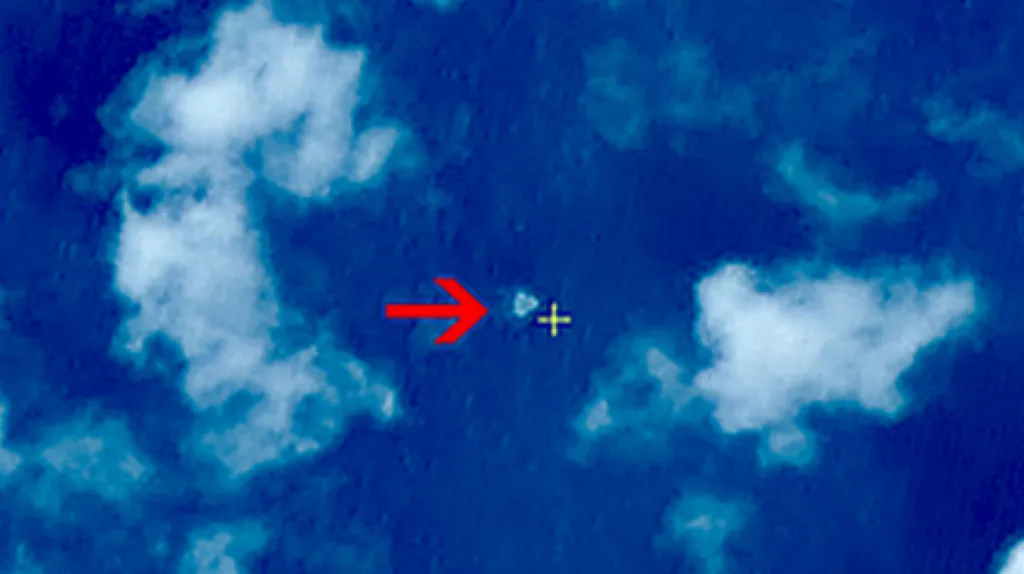 Snímek údajných úlomků ztraceného letadla