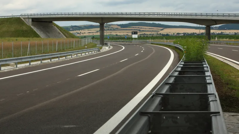 Rychlostní silnice R49 bude odbočovat od D1 na tzv. Moravské křižovatce u Hulína. V první etapě má vzniknout úsek k Fryštáku.