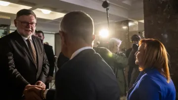 Končící ministr financí Zbyněk Stanjura (ODS) vítá premiéra Andreje Babiše a novou ministryni financí Alenu Schillerovou (oba ANO) při uvádění nové ministryně do úřadu