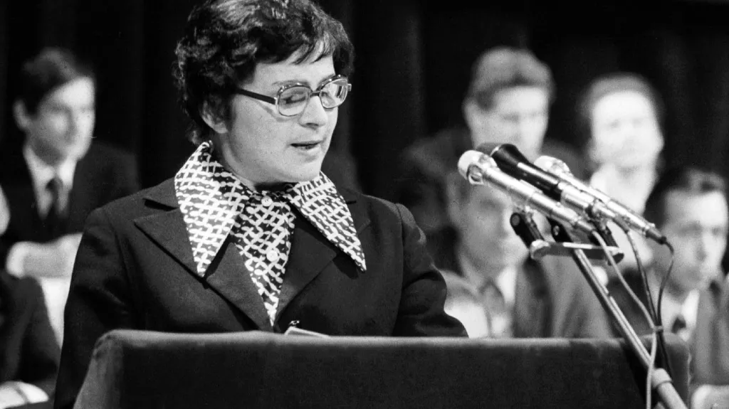 Herečka Jiřina Švorcová předčítá v Národním divadle prohlášení odsuzující Chartu 77