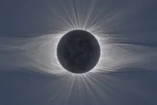 Český vědecký tým představil unikátní snímek sluneční koróny. Je sestavený ze 129 fotografií