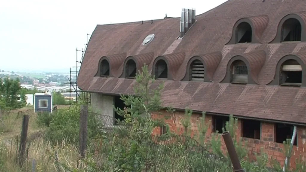 Hotel nad dálnicí D1 chátrá už šestnáct let