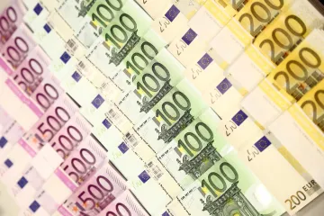 Euro za dolar. Unijní měna se propadla na dvacetileté minimum